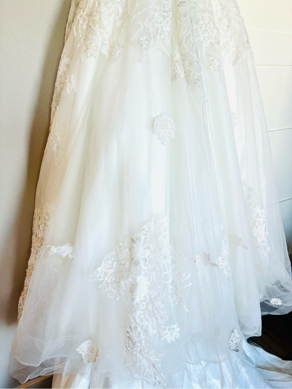 Size M Stunning Lace Wedding Gown - Picture 6 of 16